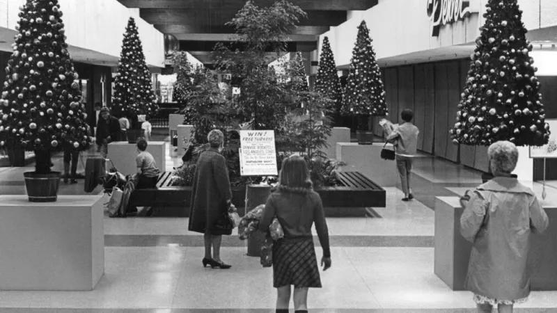 Tinsel, Crowds, and the Slow Magic of a 1979 Christmas That No App Could Ever Replace